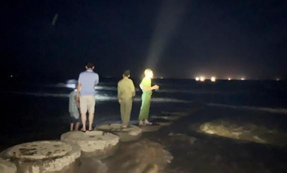 Lực lượng chức năng tổ chức tìm kiếm thi thể nam sinh T.