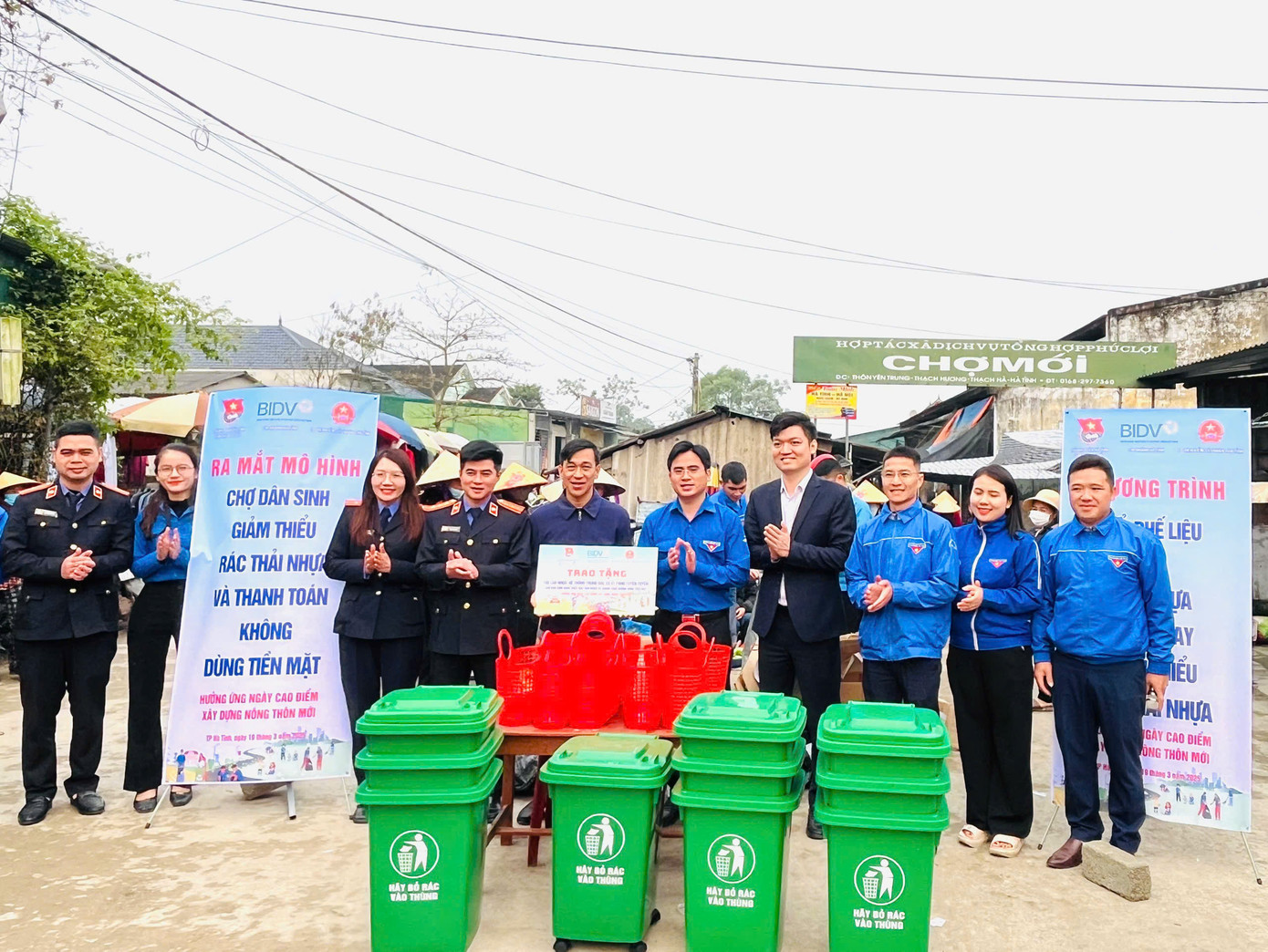 Đồng thời tổ chức trao tặng ban quản lý chợ 1 pano và 10 thùng thu gom rác.