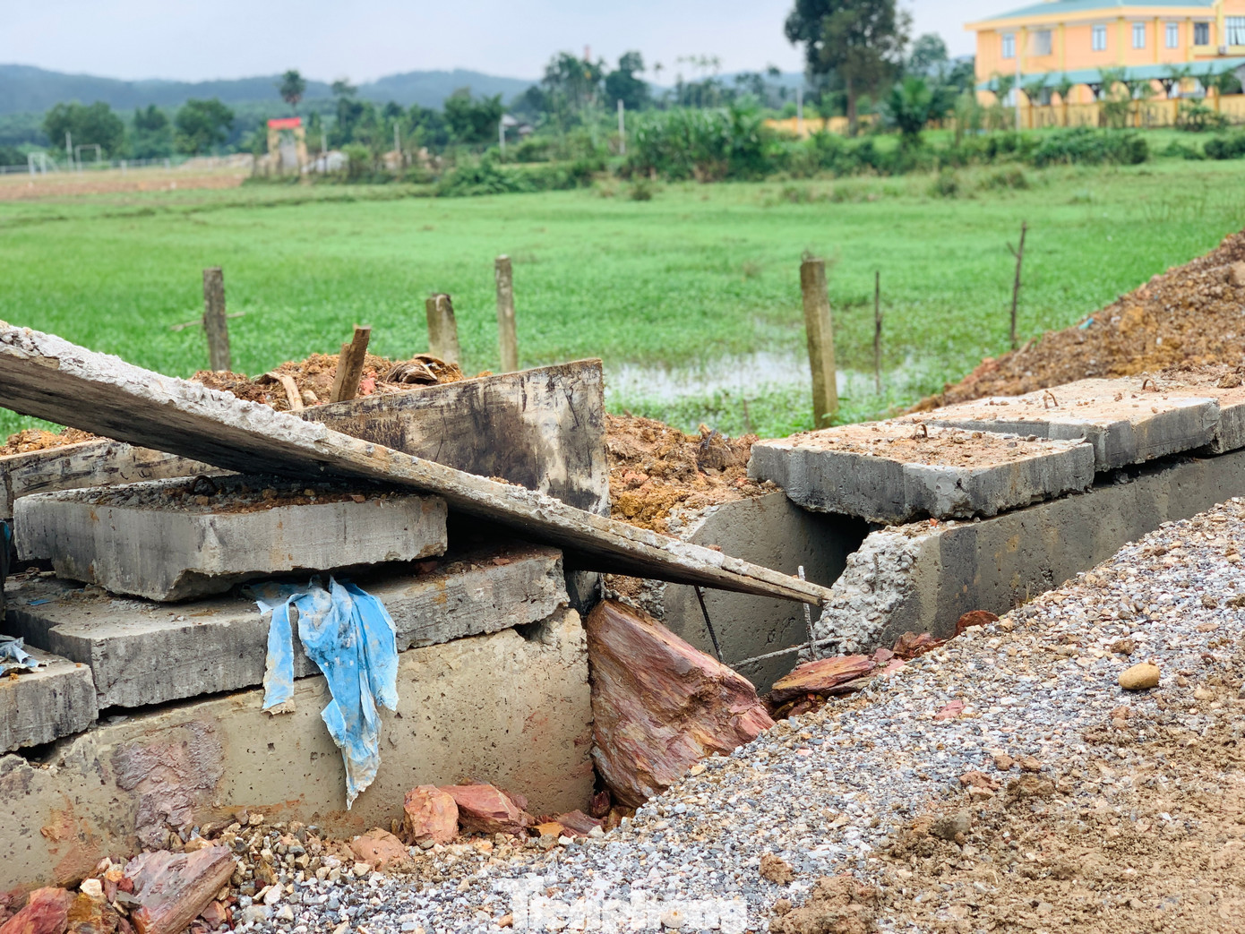 Mương nước đang làm nhưng có dấu hiệu thi công kém chất lượng.