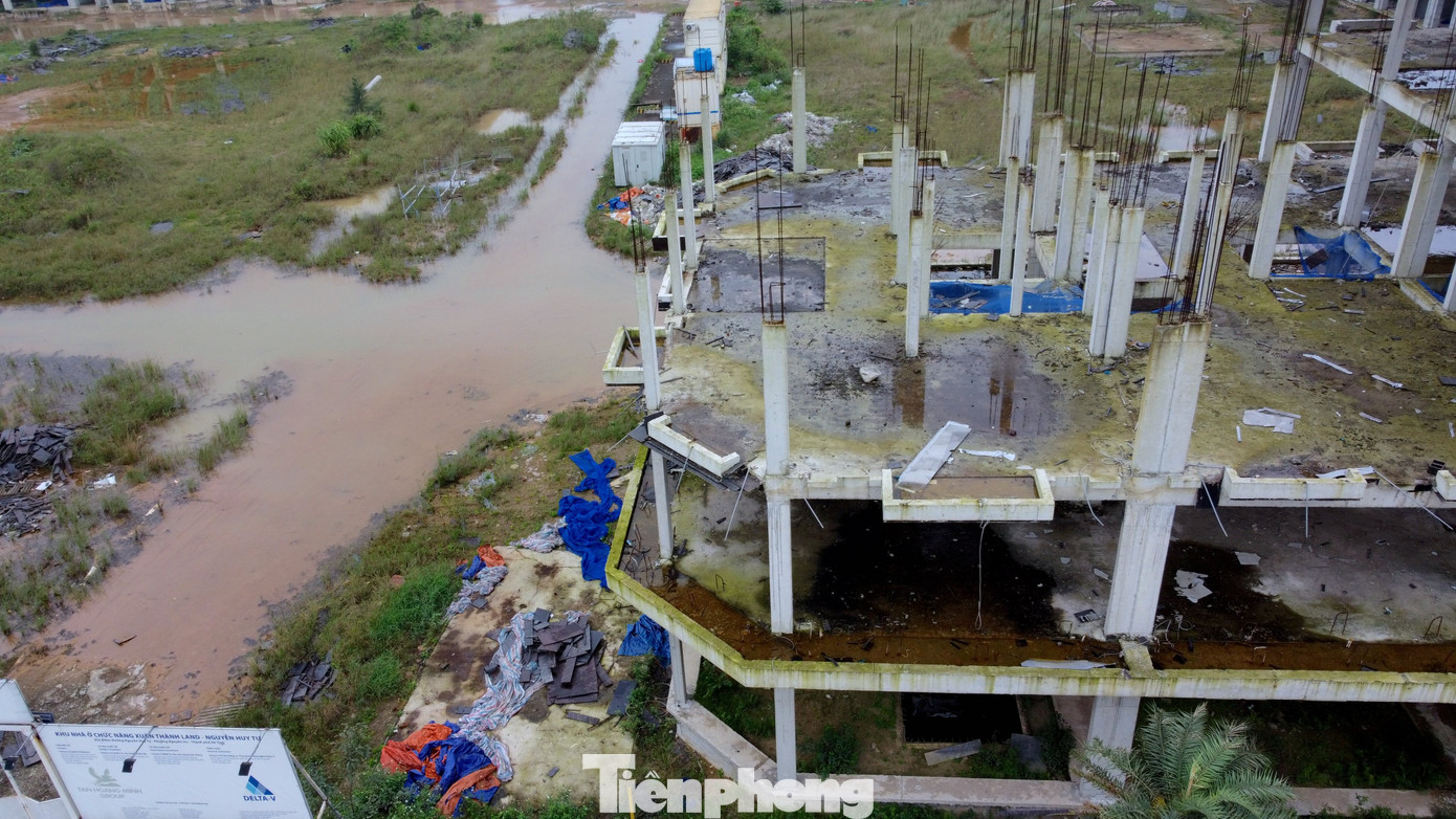 Nhưng đến giữa năm 2022, khi công trình đã cơ bản xong phần thô thì bất ngờ dừng lại cho đến nay. Nhiều tháng qua công trình "cửa đóng then cài" không có công nhân hoạt động.