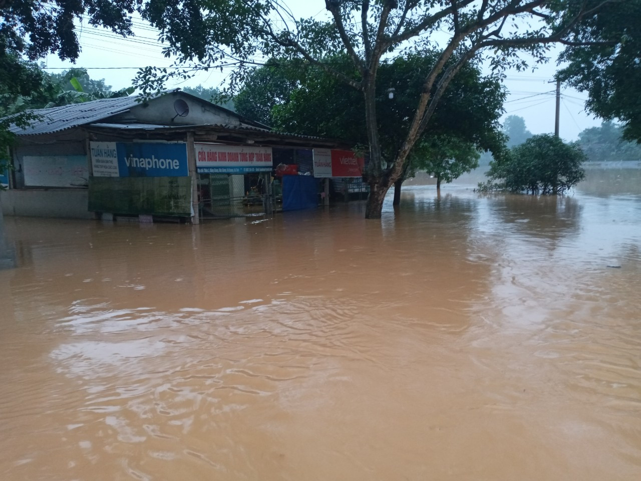 Nhiều nhà dân tại huyện Vũ Quang ngập sâu do mưa lũ.