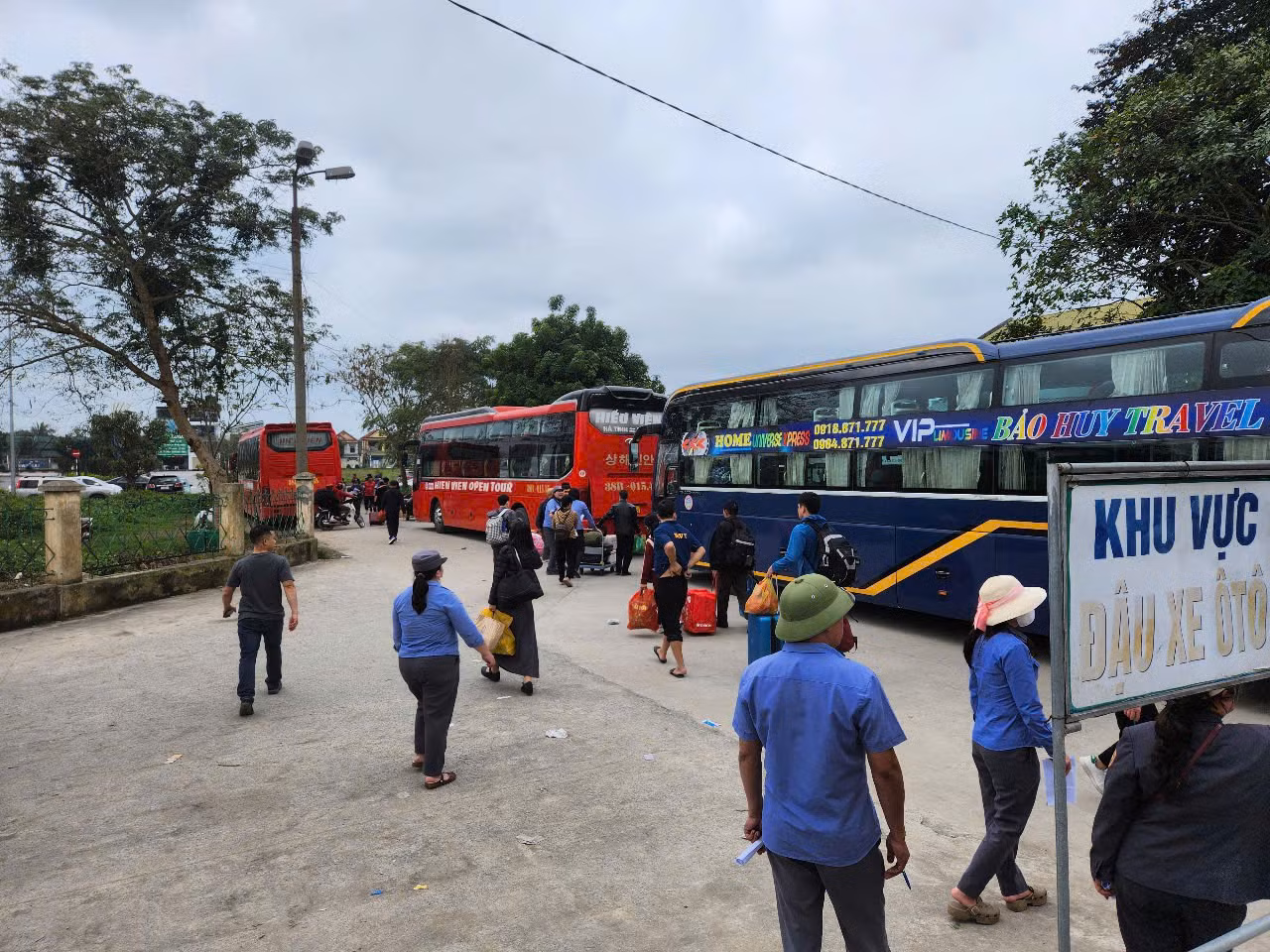 Ngành đường sắt đã điều ô tô để chuyển tải hành khách giữa 2 ga Thanh Luyện (huyện Hương Khê) và Yên Trung (huyện Đức Thọ).
