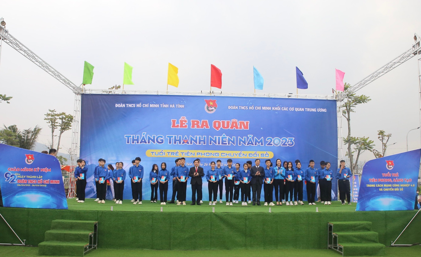 Tại buổi lễ tổ chức trao huy hiệu và thẻ đoàn viên cho 92 đoàn viên tiêu biểu được kết nạp nhân Kỷ niệm 92 năm ngày thành lập Đoàn thanh niên cộng sản Hồ Chí Minh.