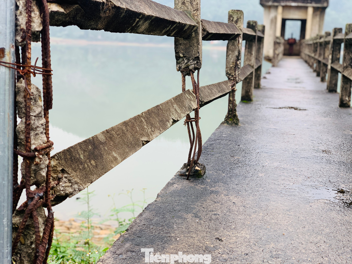 Tình trạng xuống cấp, nhiều điểm tại phần thân hồ thuỷ lợi Cao Thắng (xã Sơn Giang, huyện Hương Sơn) có dấu hiệu thẩm thấu đã xảy ra nhiều năm qua. Theo ông Nguyễn Đức Thắng, Chủ tịch UBND xã Sơn Giang, hồ Cao Thắng đã được xây dựng trên 20 năm. Đến nay đã xuống cấp và tình trạng nước thấm ra ngoài thân đập. Chính quyền địa phương đã có báo cáo với cơ quan cấp trên và phối hợp chặt chẽ với cơ quan quản lý đập để chủ động các phương án ứng phó đảm bảo an toàn trong mùa mưa lũ.