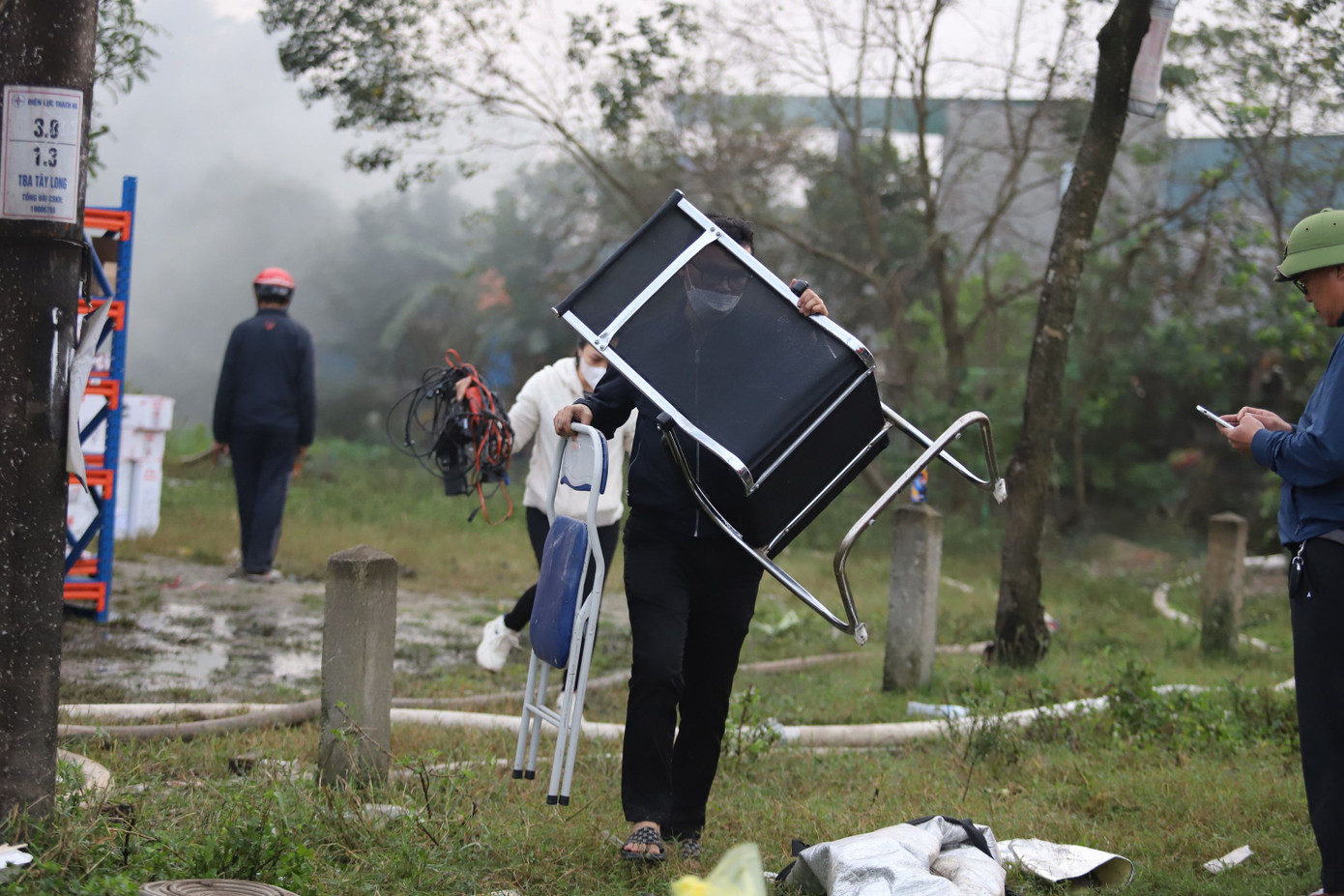 Người dân di dời tài sản ra khỏi khu vực đám cháy.