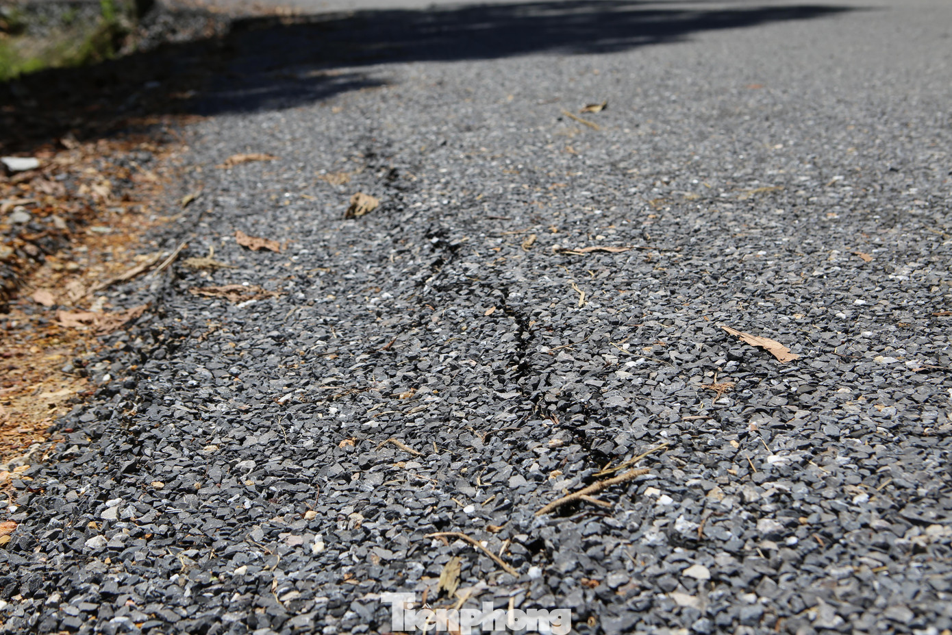 Người dân địa phương cho rằng do đơn vị thi công làm kém chất lượng, xử lý phần nền, đầm lèn không đảm bảo nên một số đoạn đã bị sạt lở nghiêm trọng. Trong ảnh một số đoạn cũng xảy ra hiện tượng nứt, lún.