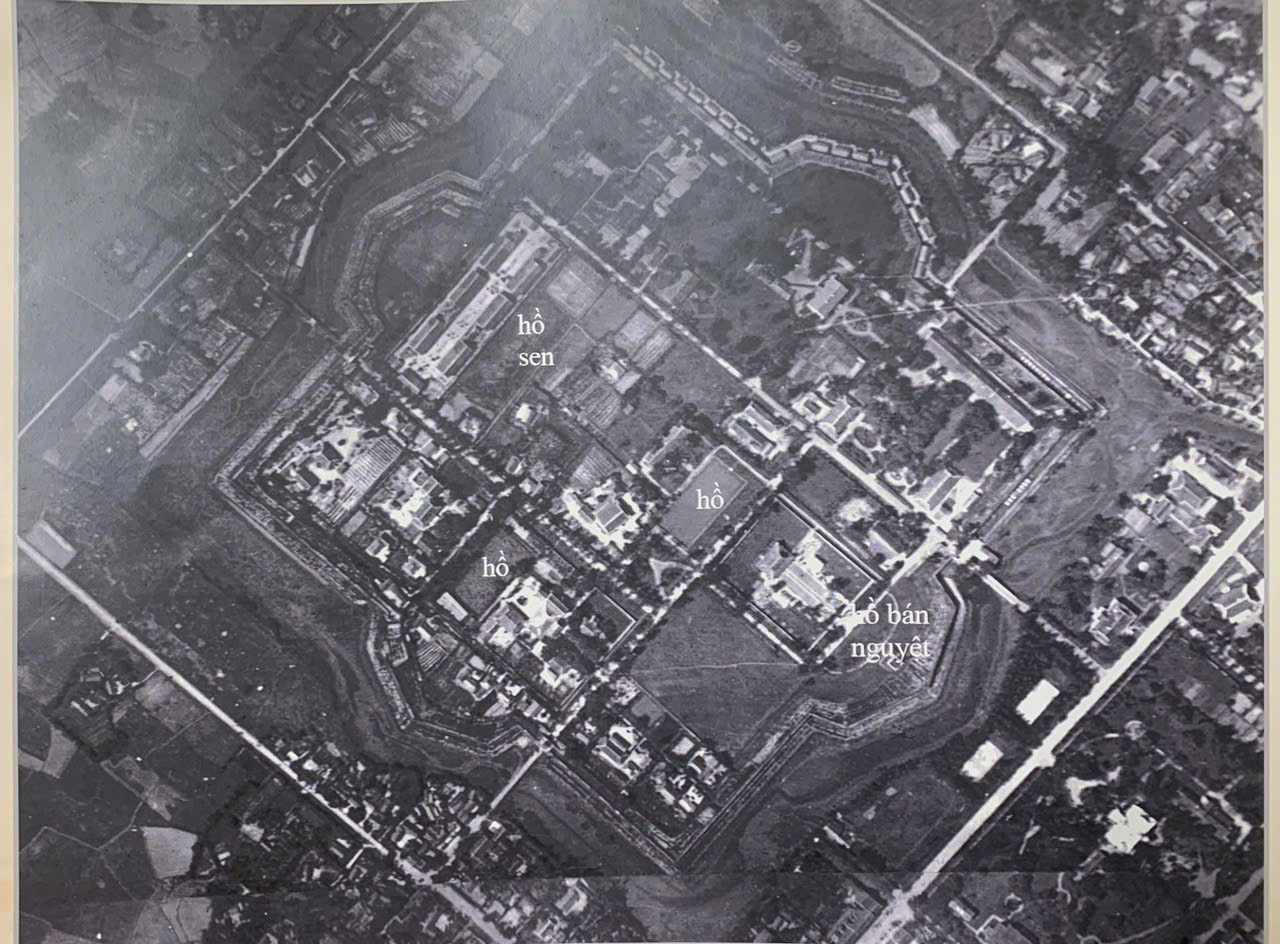 Trong ảnh là dấu tích thành cổ Hà Tĩnh được chụp lại trong sách Thành cổ Hà Tĩnh và các phủ, huyện xưa và hình ảnh của thành cổ Hà Tĩnh hiện tại.