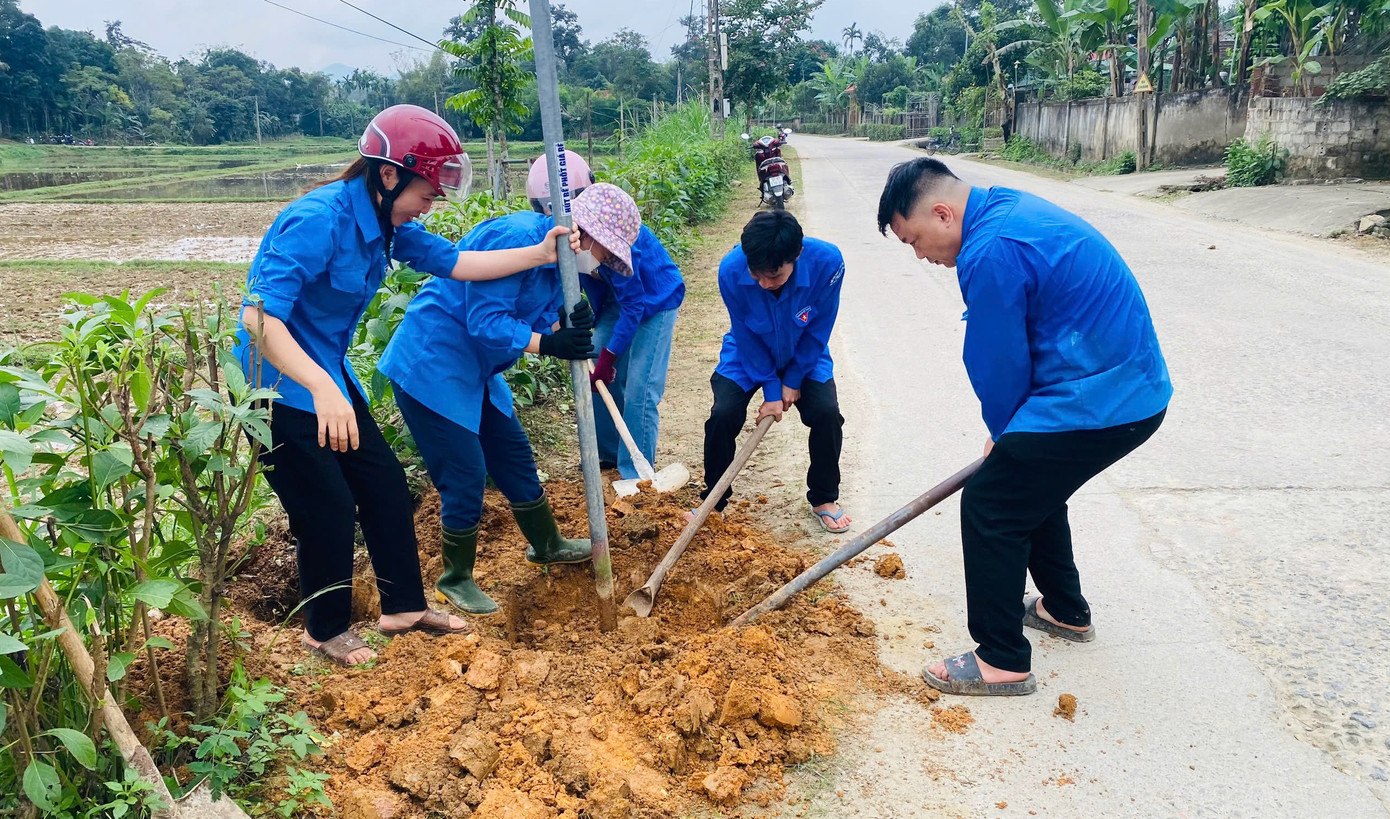 Mô hình thắp sáng làng quê do tuổi trẻ xã Kim Hoa thực hiện mang lại nhiều lợi ích thiết thực với người dân, chung tay xây dựng nông thôn mới. Mô hình thắp sáng làng quê do tuổi trẻ xã Kim Hoa thực hiện mang lại nhiều lợi ích thiết thực với người dân, chung tay xây dựng nông thôn mới.
