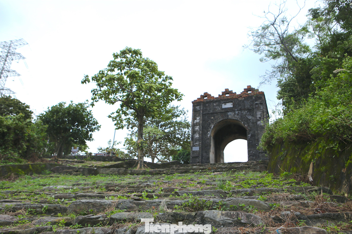 Phần lát bậc thang bằng đá, mỗi bậc dài khoảng 6m, rộng 0,4m dẫn lên cổng Hoành Sơn Quan.