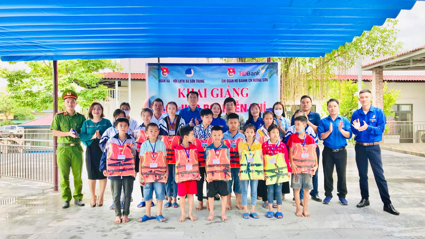 Khi tình trạng đuối nước tại Hà Tĩnh ngày càng tăng cao, nhiều mô hình dạy bơi miễn phí cho trẻ em được các cơ sở đoàn - đội triển khai. Khi tình trạng đuối nước tại Hà Tĩnh ngày càng tăng cao, nhiều mô hình dạy bơi miễn phí cho trẻ em được các cơ sở đoàn - đội triển khai.