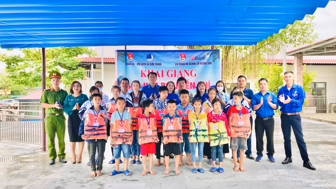 Khi tình trạng đuối nước tại Hà Tĩnh ngày càng tăng cao, nhiều mô hình dạy bơi miễn phí cho trẻ em được các cơ sở đoàn - đội triển khai.