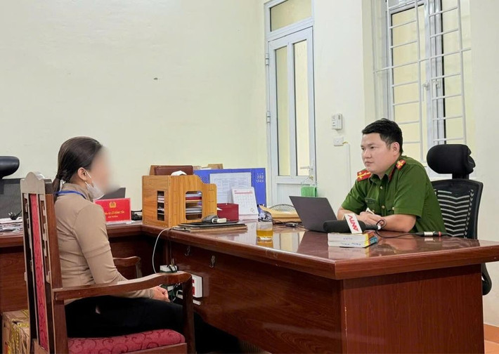 Chị T. trình báo tại cơ quan Công an. Ảnh: Công an Hà Tĩnh