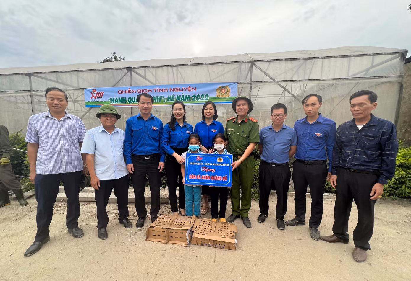 Đoàn công tác trao tặng "Đàn gà khăn quàng đỏ" cho học sinh.