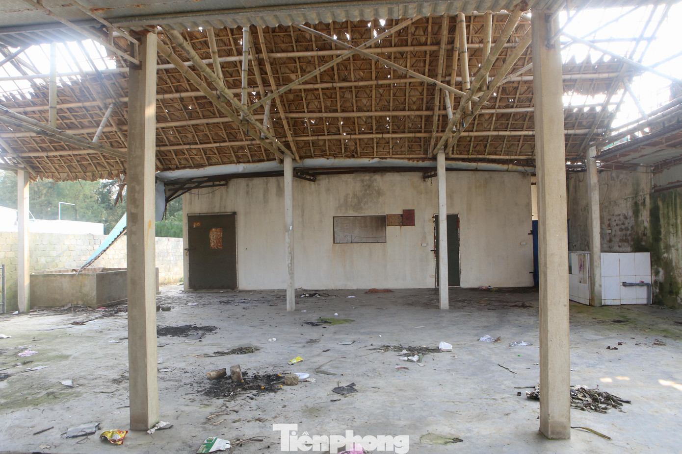 Ông Văn Thành Đô - Chủ tịch UBND thị trấn Lộc Hà (huyện Lộc Hà) cho biết: “Do ảnh hưởng của dịch nên nhiều nhà hàng đóng cửa từ năm ngoái đến nay. Hiện dọc biển Xuân Hải mới có khoảng 5 hộ kinh doanh mở cửa trở lại. Địa phương đã vận động các chủ nhà hàng đến dọn dẹp lại để chuẩn bị đón khách trong mùa hè năm nay. Dù còn nhiều khó khăn nhưng về cơ bản các hộ kinh doanh đều sẽ mở cửa lại trong dịp tới”.