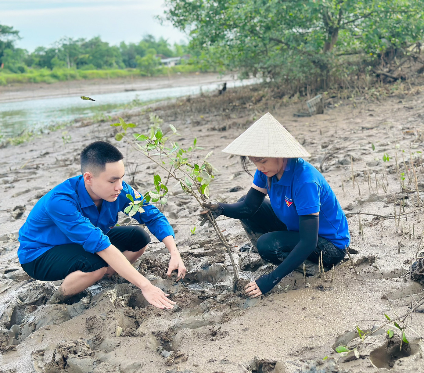 Các bạn đoàn viên thanh niên chung tay lan tỏa thông điệp bảo vệ môi trường.