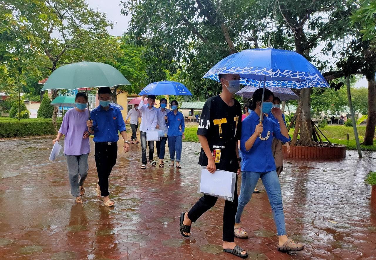 Cơn mưa tầm tã như trút cũng không làm giảm nhiệt huyết tình nguyện của các bạn đoàn viên, thanh niên. Màu áo xanh đã ướt sũng vì mưa và mồ hôi, vậy mà nụ cười vẫn rạng rỡ.