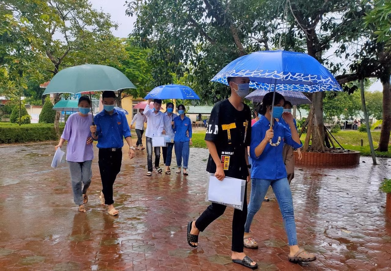 Cơn mưa tầm tã như trút cũng không làm giảm nhiệt huyết tình nguyện của các bạn đoàn viên, thanh niên. Màu áo xanh đã ướt sũng vì mưa và mồ hôi, vậy mà nụ cười vẫn rạng rỡ.
