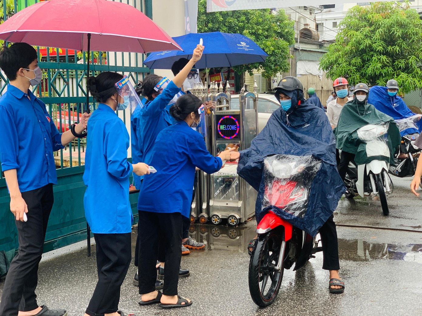 Hôm nay, Hà Tĩnh có hơn 17.300 thí sinh bước vào môn thi Ngữ văn – Toán. Tỉnh đoàn Hà Tĩnh đã huy động 35 đội hình tiếp sức mùa thi với mục tiêu “Mỗi đội hình- Nhiều nhiệm vụ” tại 35 điểm thi.