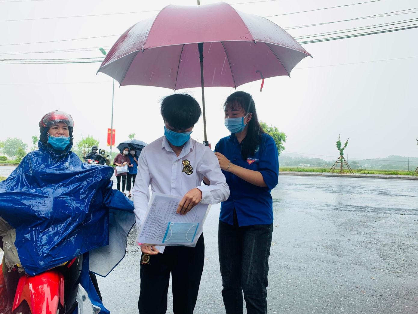 Ngoài ra, thanh niên tình nguyện bố trí các chuyến xe để chở miễn phí, đưa đón hơn 440 lượt thí sinh ở xa, thí sinh khuyết tật và các trường hợp thí sinh quên mang giấy tờ, muộn giờ…