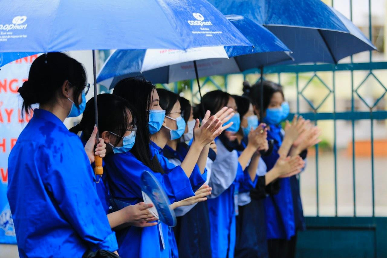 Dù thời tiết có mưa nhưng công tác hỗ trợ thí sinh từ vòng ngoài của lực lượng thanh niên tình nguyện vẫn được đảm bảo. Mỗi điểm thi các tình nguyện viên đứng từ ngoài cổng, đo thân nhiệt, sát khuẩn cho các thí sinh.