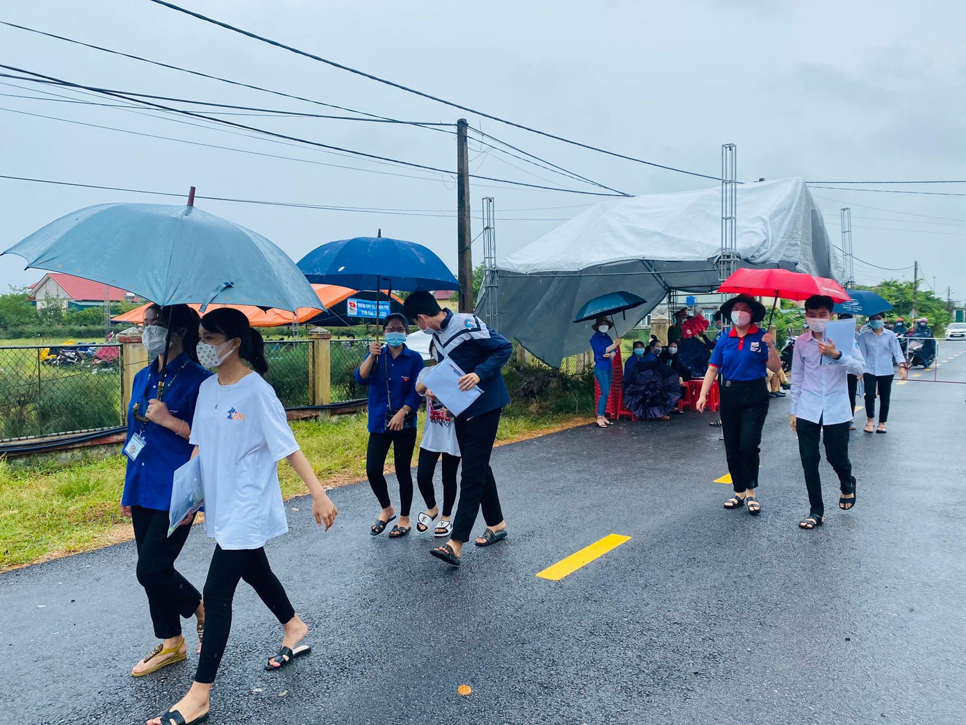 Phó Bí thư Tỉnh đoàn Hà Tĩnh – Nguyễn Ny Hương cho biết, đơn vị đã huy động, bố trí 35 điểm rửa tay sát khuẩn, đo thân nhiệt cho gần 35.000 lượt thí sinh và người nhà tại các cổng trường; bố trí gần 70 điểm trông giữ xe, giữ đồ cho 16.353 lượt thí sinh, người nhà; phát trên 6.200 khẩu trang; 18.650 chai nước…