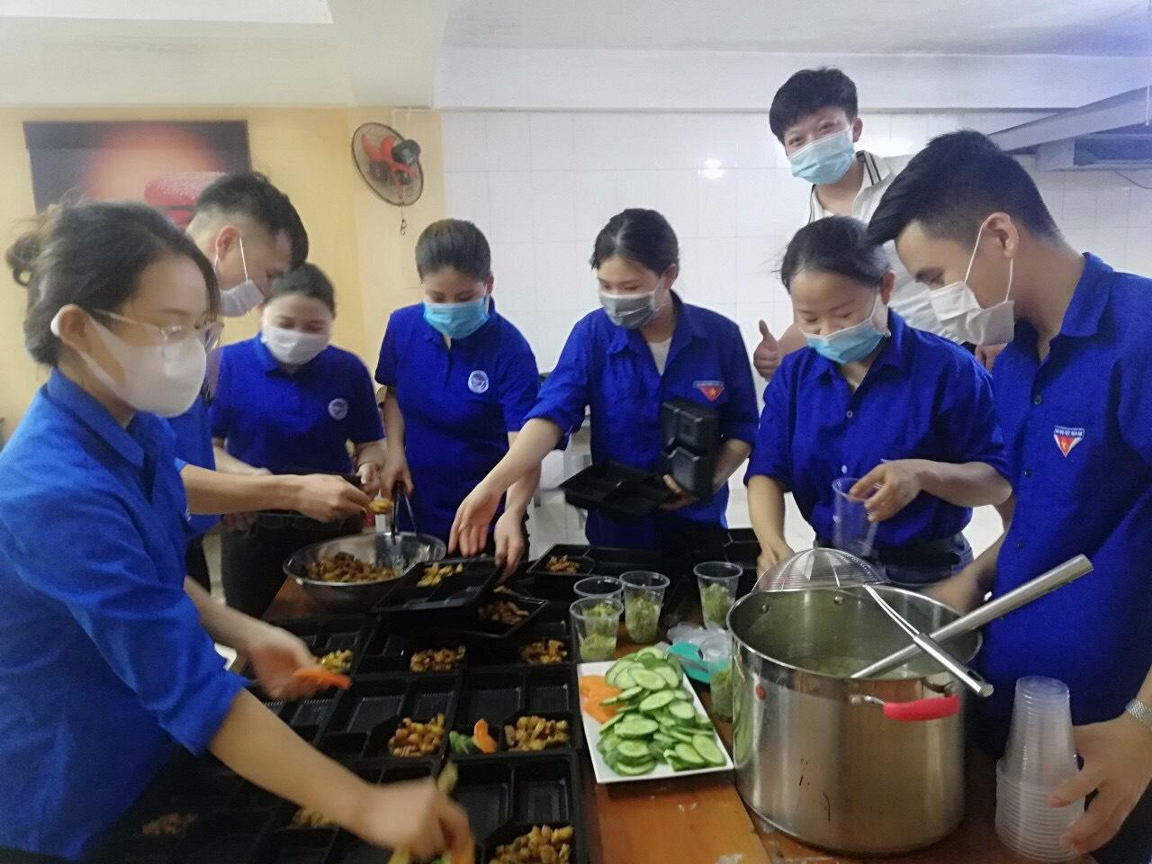 Tại điểm thi trường THPT Chuyên tỉnh có các em học sinh nhà ở xa địa điểm thi nên các bạn tình nguyện viên cũng hỗ trợ nấu cơm miễn phí cho các em trong hai ngày thi. Ngoài ra có 25 thí sinh đi lại xa được bố trí thanh niên tình nguyện đưa đón.