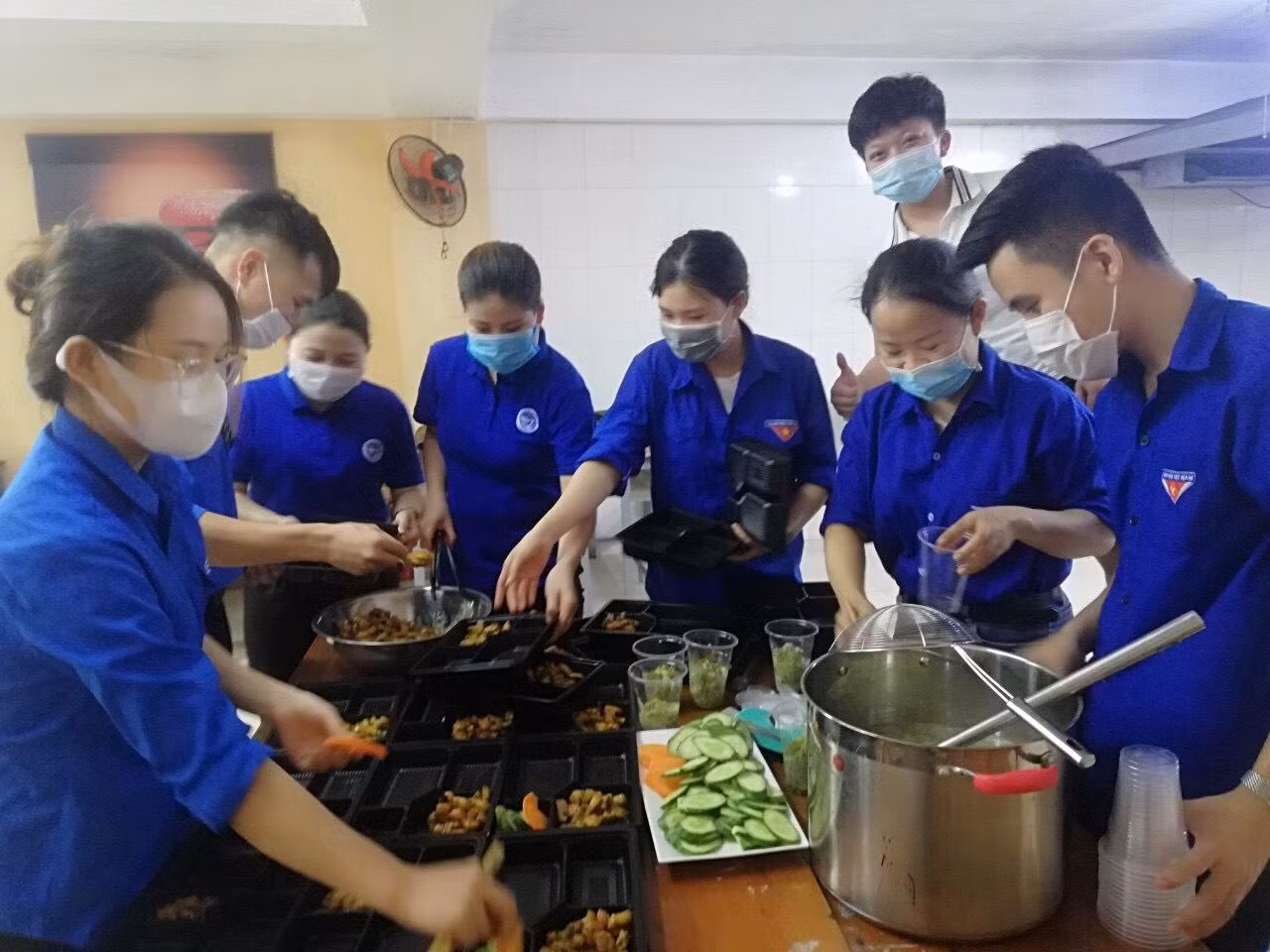 Tại điểm thi trường THPT Chuyên tỉnh có các em học sinh nhà ở xa địa điểm thi nên các bạn tình nguyện viên cũng hỗ trợ nấu cơm miễn phí cho các em trong hai ngày thi. Ngoài ra có 25 thí sinh đi lại xa được bố trí thanh niên tình nguyện đưa đón.