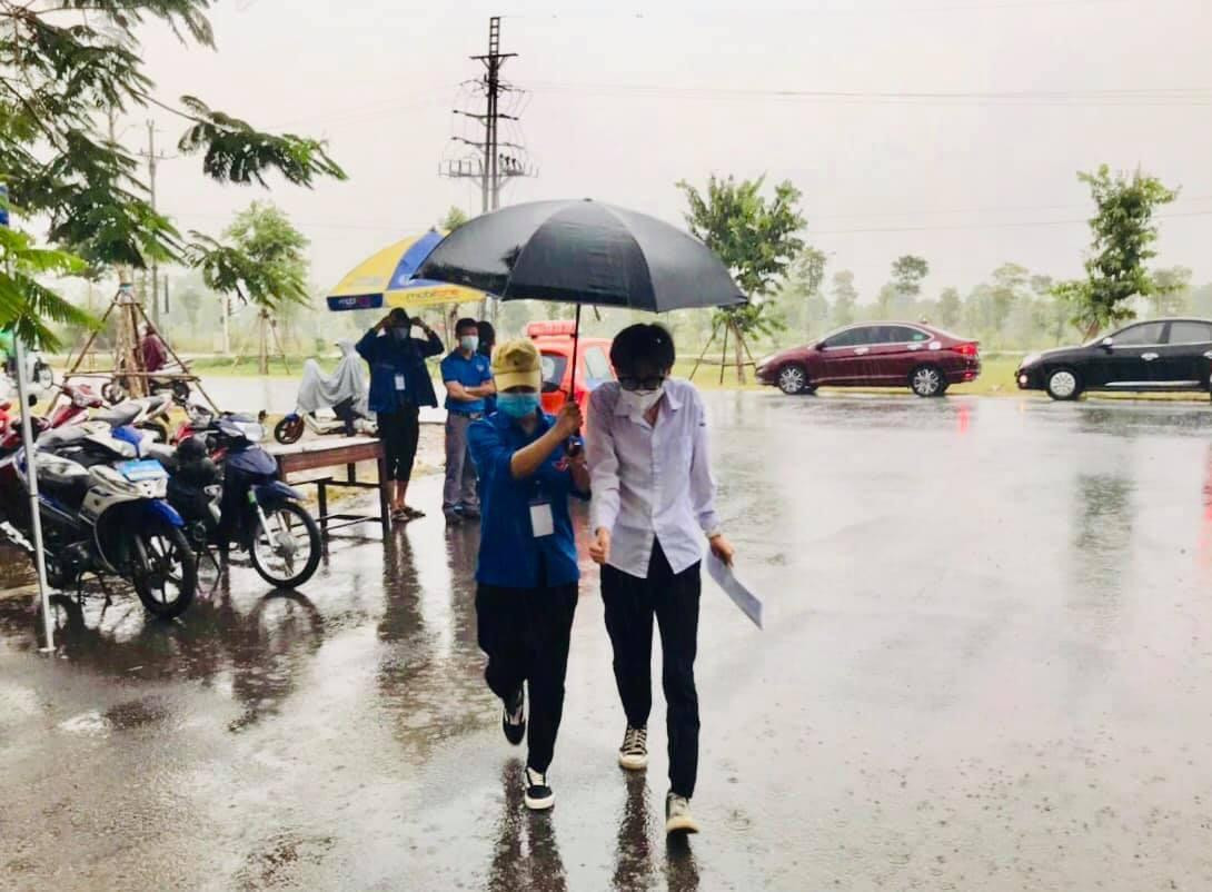 Dù mưa lớn, nhưng lực lượng thanh niên vẫn nhiệt tình hỗ trợ các thí sinh.