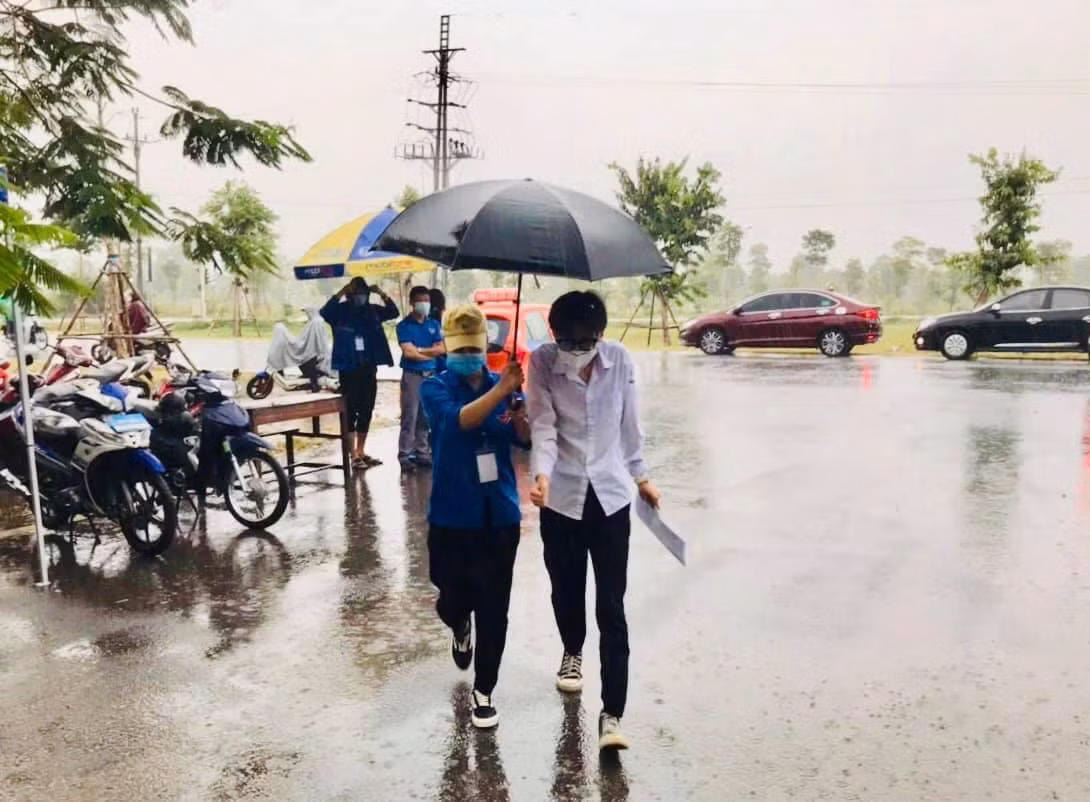 Dù mưa lớn, nhưng lực lượng thanh niên vẫn nhiệt tình hỗ trợ các thí sinh.