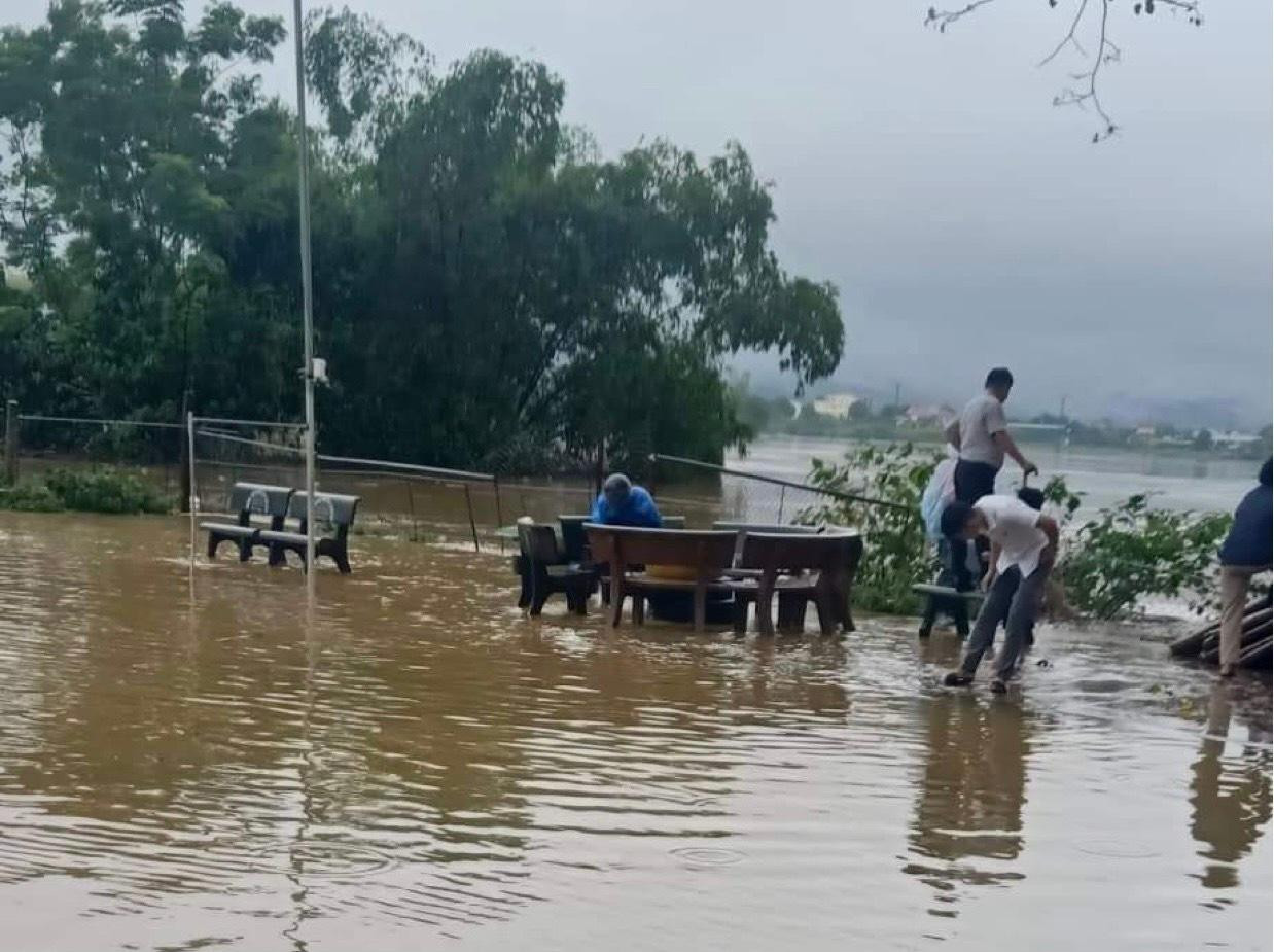 Hình ảnh ghi nhận tại thị trấn phố Châu, huyện Hương Sơn. Hình ảnh ghi nhận tại thị trấn phố Châu, huyện Hương Sơn.