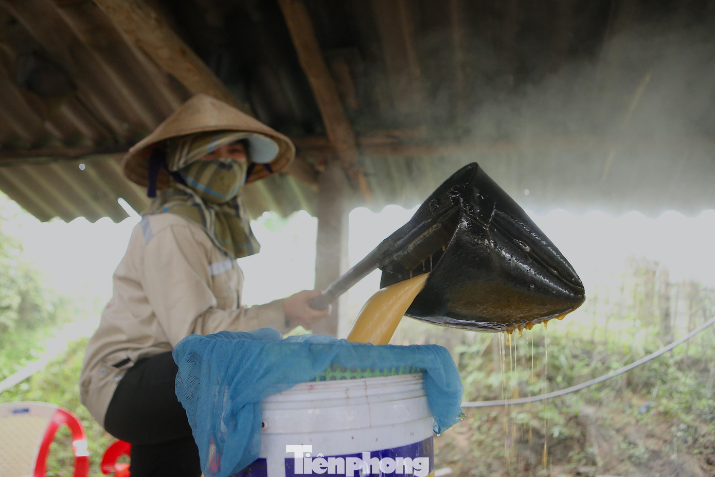 Khi nước mía chuyển qua sền sệt, có màu nâu vàng, công việc nấu mật mới hoàn tất. Người dân đổ những mẻ mật nấu thành phẩm ra thùng đựng. Mật chủ yếu được bán trong tỉnh, nhu cầu tiêu dùng rất lớn, làm đến đâu bán hết tới đó.