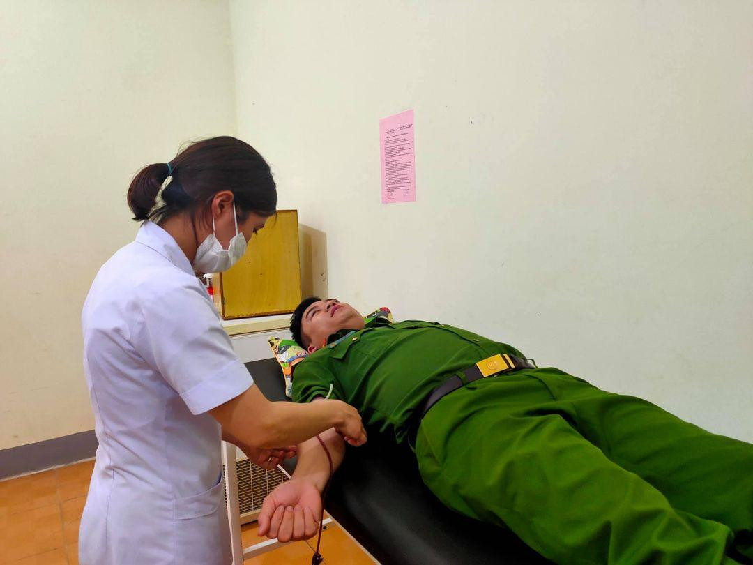 Trung úy Phan Văn Lực hiến máu cứu sản phụ trong đêm. Trung úy Phan Văn Lực hiến máu cứu sản phụ trong đêm.