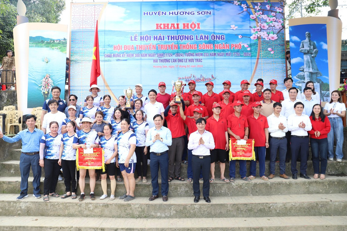 Kết thúc lễ hội đua thuyền, ban tổ chức trao giải Nhất nam cho đội Sơn Kim 2, giải Nhất nữ cho đội thị trấn Phố Châu.