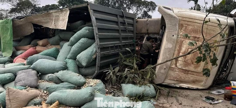 Gần đây nhất, rạng sáng 24/1, xe đầu kéo biển Lào di chuyển theo hướng Hương Khê - Ngã ba Đồng Lộc, khi đến khúc cua trên đã bị lật nghiêng. Rất may, vụ tai nạn không gây thương vong về người. Trong ảnh vụ tai nạn khiến xe đầu kéo lật nghiêng. Gần đây nhất, rạng sáng 24/1, xe đầu kéo biển Lào di chuyển theo hướng Hương Khê - Ngã ba Đồng Lộc, khi đến khúc cua trên đã bị lật nghiêng. Rất may, vụ tai nạn không gây thương vong về người. Trong ảnh vụ tai nạn khiến xe đầu kéo lật nghiêng.