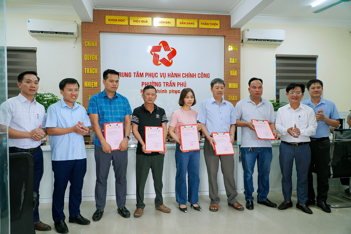 Những công dân của phường Trần Phú mới nhận giấy chứng nhận quyền sử dụng đất. Những công dân của phường Trần Phú mới nhận giấy chứng nhận quyền sử dụng đất.