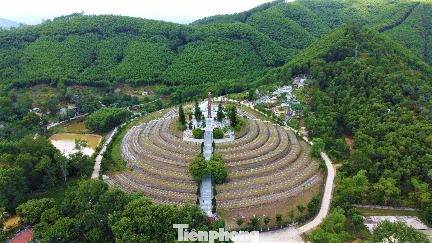 Nghĩa trang Liệt sỹ quốc gia Nầm được xây dựng theo hình cánh cung.