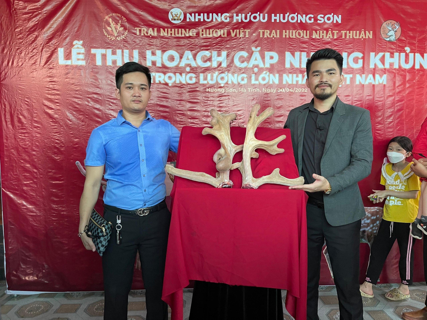 Theo anh Huân, cặp nhung này đã được gia chủ bán qua tay 5 người. Anh là người ra giá cuối cùng, mua với mức giá gần 20 triệu đồng/kg, tức cặp nhung này có giá gần 100 triệu đồng.