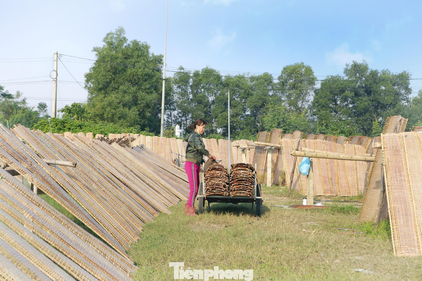 Vào thời điểm cuối năm này, nhu cầu của người tiêu dùng tăng cao, làng nghề hoạt động gấp 4 - 5 lần công suất.