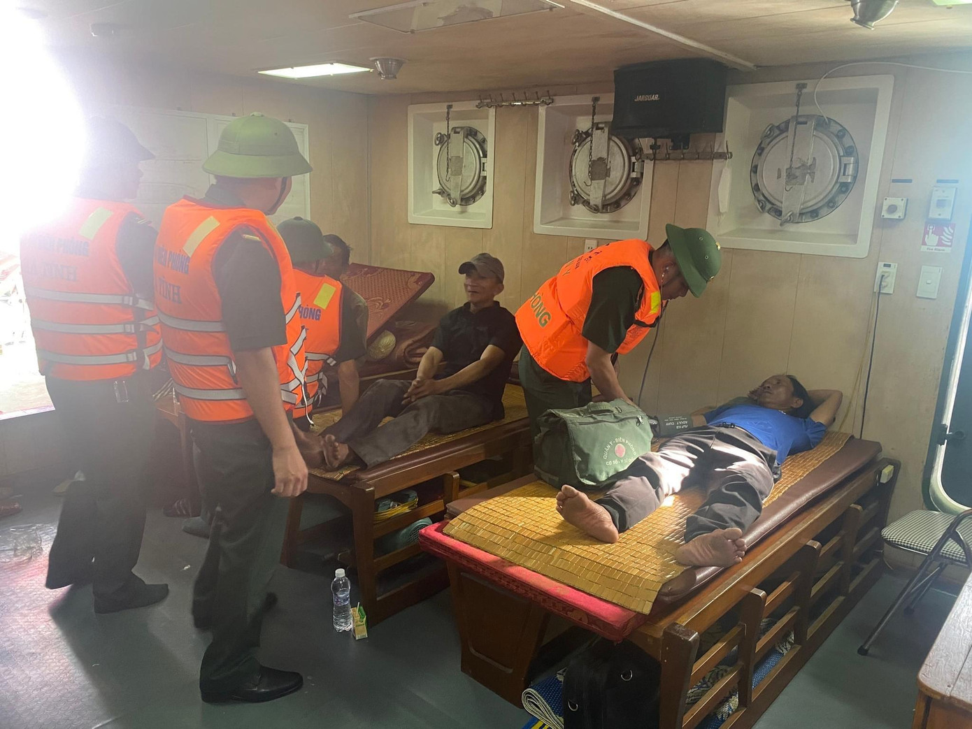 Bộ đội kiểm tra sức khoẻ cho các ngư dân khi vào bờ. Bộ đội kiểm tra sức khoẻ cho các ngư dân khi vào bờ.