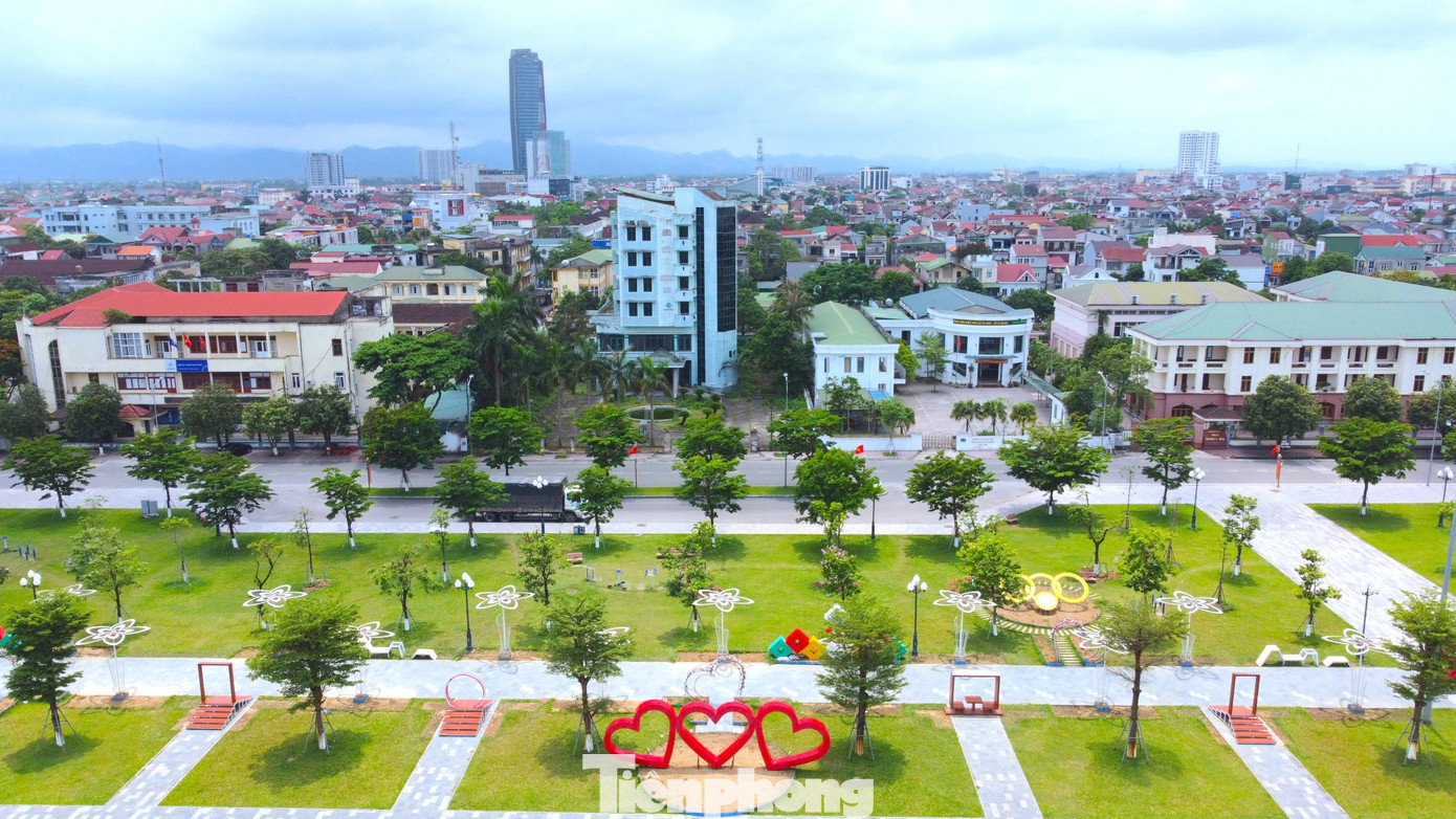 Ngoài ra tại thành phố Hà Tĩnh còn hàng loạt công sở nằm ở vị trí đắc địa bỏ hoang như: Cục Thi hành án dân sự tỉnh, Bảo hiểm xã hội thành phố, trụ sở Kho bạc Nhà nước Hà Tĩnh, Trung tâm Da liễu tỉnh…. Liên quan đến vấn đề này, một lãnh đạo UBND thành phố Hà Tĩnh cho biết một số khu đất công kể trên chưa thể cho thuê đã gây lãng phí và làm ảnh hưởng đến mỹ quan đô thị của thành phố. Hiện một số trụ sở không còn sử dụng, chưa tìm được nhà đầu tư đã tạm bàn giao lại cho UBND thành phố quản lý.