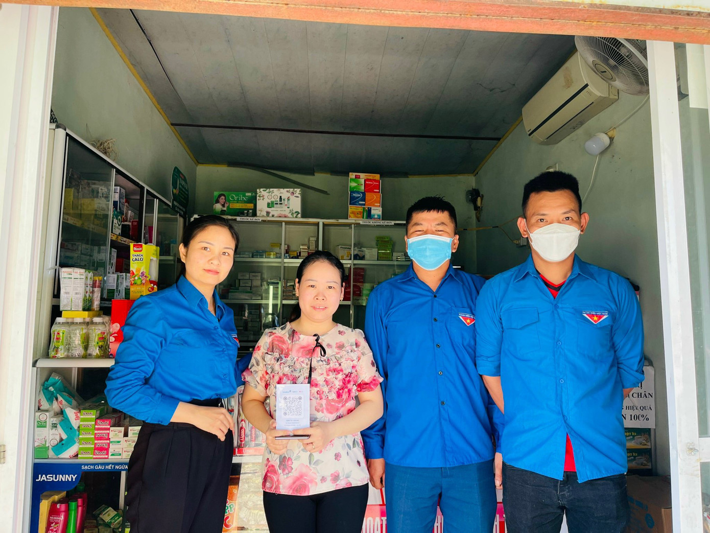 Tuổi trẻ huyện Nghi Xuân tổ chức trao tặng mã QR thanh toán trực tuyến cho các hộ kinh doanh, đồng thời tổ chức cho đoàn viên thanh niên tham gia kiểm tra các bài học lý luận chính trị trên app Thanh niên Việt Nam.