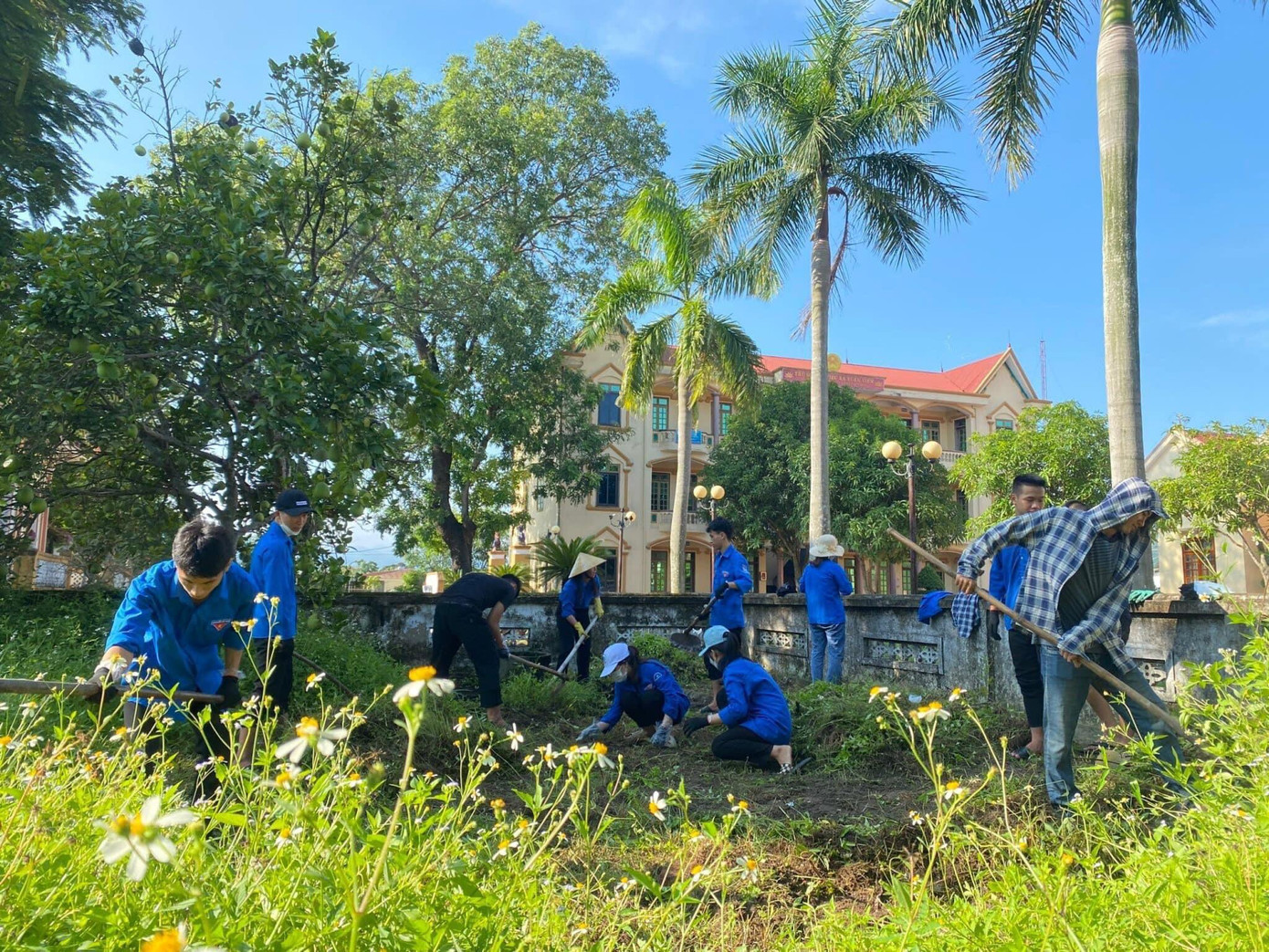 Hoạt động “Ngày Chủ nhật xanh” nhận được sự hưởng ứng nhiệt tình của đoàn viên thanh niên. Tại các đường làng được lực lượng áo xanh tình nguyện dọn dẹp, chỉnh trang lại khuôn viên.