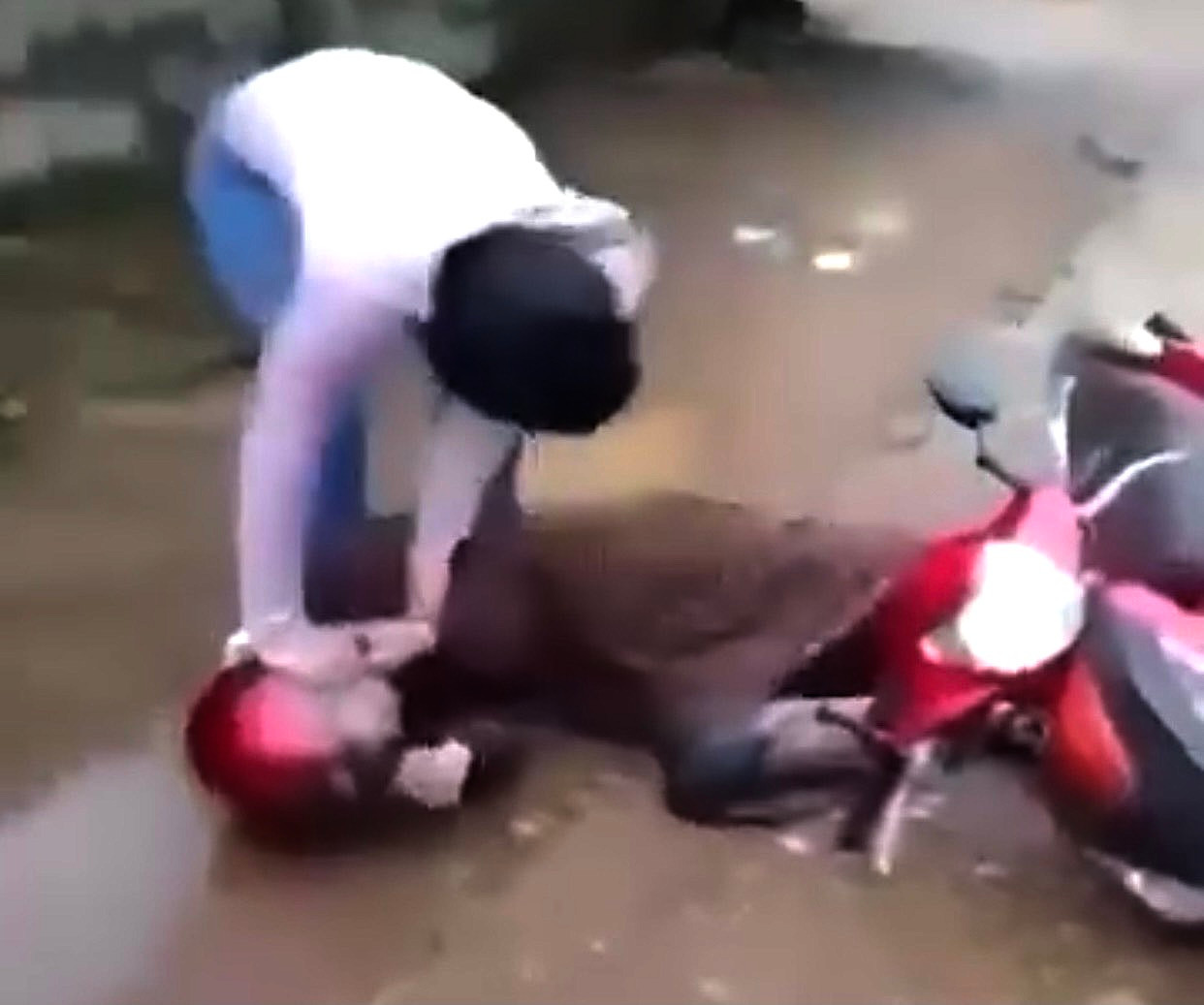 Hình ảnh cô H. bị chặn đường hành hung. (ảnh cắt từ clip). Hình ảnh cô H. bị chặn đường hành hung. (ảnh cắt từ clip).