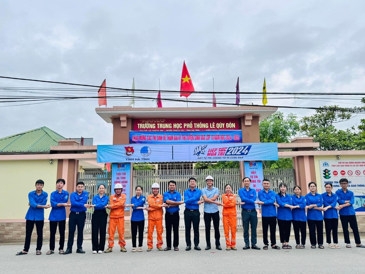 Sáng 6/6, gần 19.000 thí sinh ở Hà Tĩnh đã có mặt tại 36 điểm thi, chính thức bước vào môn thi đầu tiên Kỳ thi vào lớp 10 THPT năm học 2024 - 2025. Tại 36 điểm thi, Ban Chỉ đạo kỳ thi đã bố trí 807 phòng thi với đầy đủ cơ sở vật chất, các trang thiết bị. Ảnh: HN