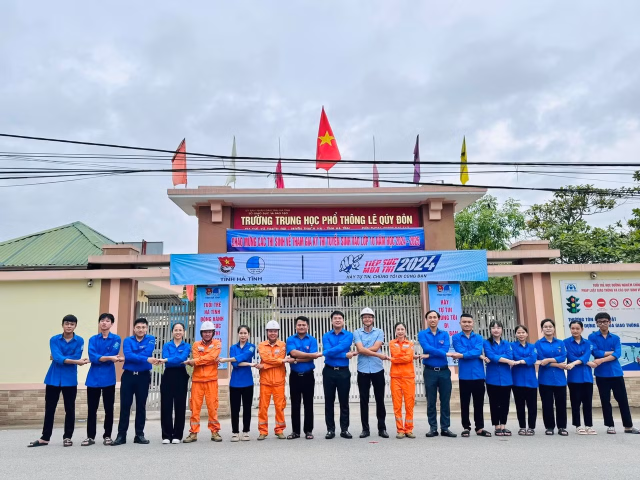 Sáng 6/6, gần 19.000 thí sinh ở Hà Tĩnh đã có mặt tại 36 điểm thi, chính thức bước vào môn thi đầu tiên Kỳ thi vào lớp 10 THPT năm học 2024 - 2025. Tại 36 điểm thi, Ban Chỉ đạo kỳ thi đã bố trí 807 phòng thi với đầy đủ cơ sở vật chất, các trang thiết bị. Ảnh: HN