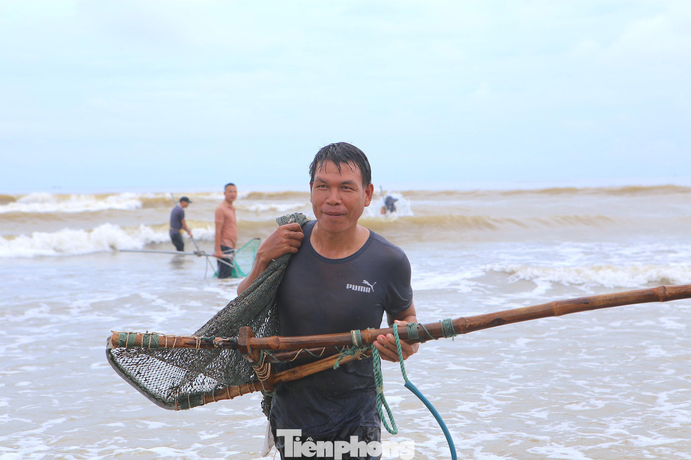 Họ sử dụng những chiếc vợt tự chế từ lưới dài khoảng 4m, cán bằng gỗ hoặc thân tre để bắt sò.