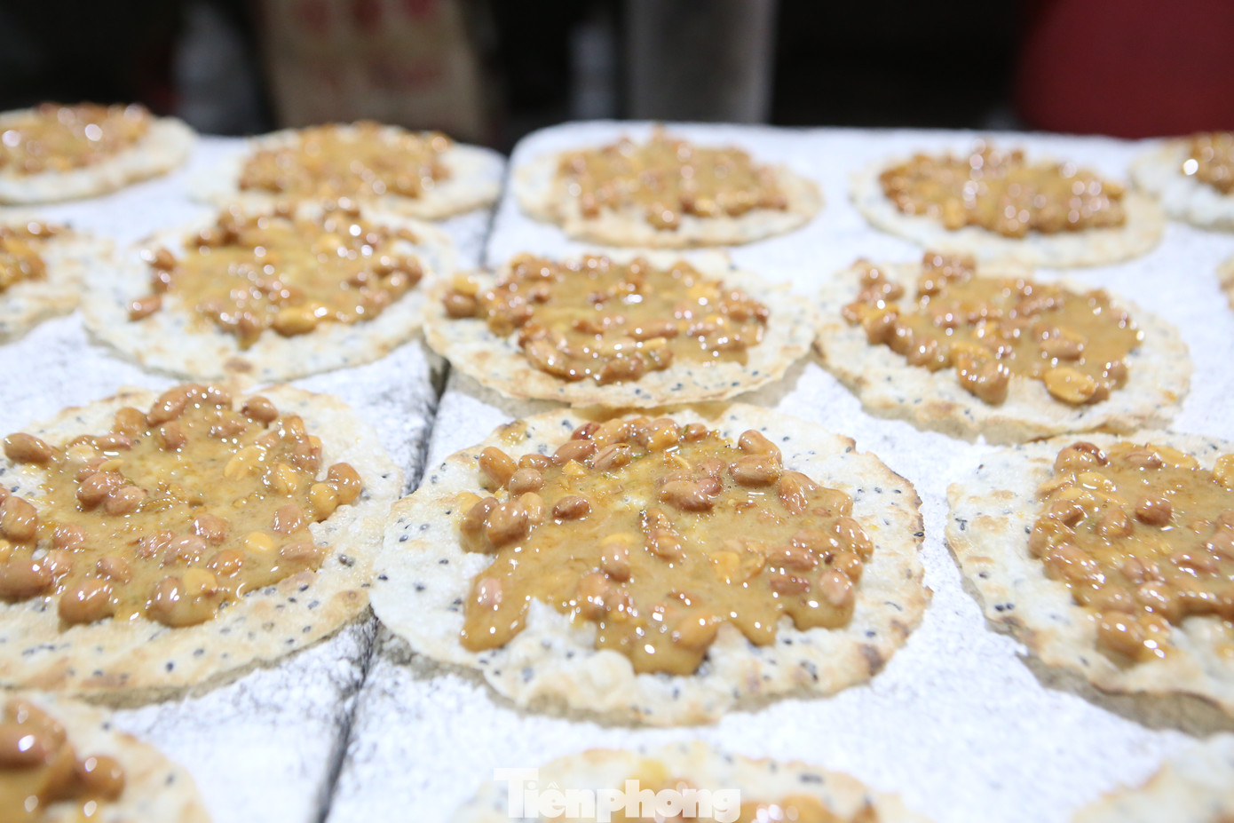 Trước đây, kẹo nấu xong sẽ đổ lên lá chuối hoặc giấy. Khi ăn, người ta sẽ lấy một ít nước bôi lên mặt sau để bóc lớp lót. Về sau, người ta thay thế lớp lót ấy bằng bánh đa vừng. Cách làm này tạo thêm rất nhiều hương vị cho kẹo bởi độ giòn của bánh đa nướng và độ thơm của vừng.