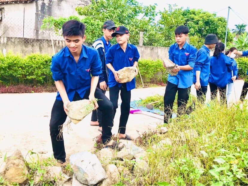 Tuổi trẻ huyện Cẩm Xuyên ra quân vệ sinh các tuyến đường, thu gom rác thải.