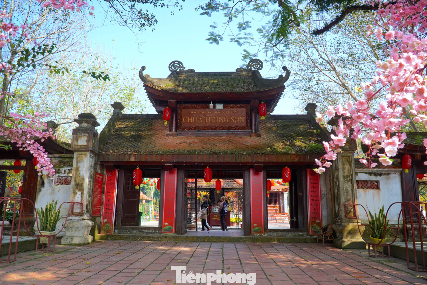 Theo gia phả của dòng họ Lê Hữu ở huyện Hương Sơn, trong những năm 1760-1786, Hải Thượng Lãn Ông Lê Hữu Trác đã dành phần lớn thời gian lưu lại chùa, mở phòng mạch chữa bệnh cho người dân. Cũng trong thời gian này Hải Thượng Lãn Ông Lê Hữu Trác đã cùng mẹ và anh trai Lê Hữu Tán lo việc xây cất chùa từ lúc khởi công cho đến lúc hoàn thành.