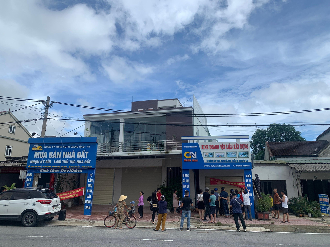 Người dân tập trung trước trụ sở công ty để yêu cầu trả nợ, cung cấp VLXD. Người dân tập trung trước trụ sở công ty để yêu cầu trả nợ, cung cấp VLXD.